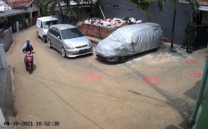 Aksi penjambretan yang dilakukan oleh pelaku dengan motor Yamah Mio bernomor polisi B 3478 SOS yang tertangkap kamera CCTV.