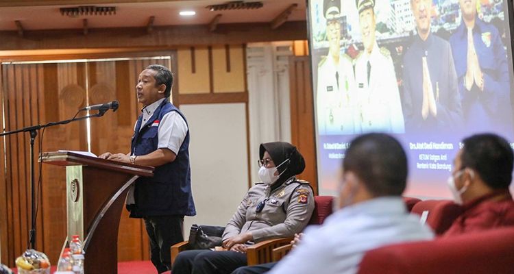 Wakil Wali Kota Bandung Yana Mulyana saat mengumumkan perang lawan rentenir dan pinjol, Rabu 6 Oktober 2021