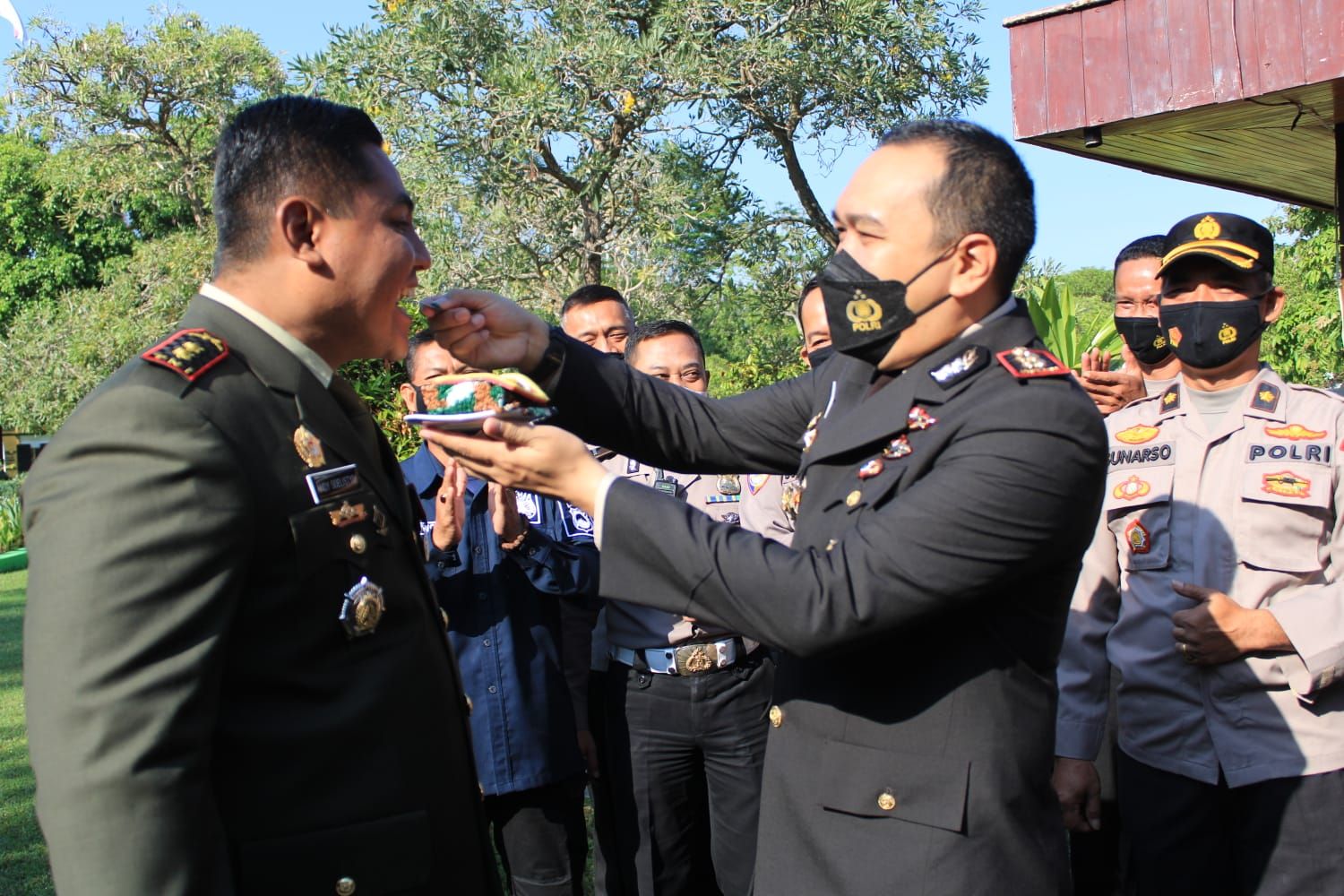 Dandim 0721/Blora Mendapat Kue Ulang Tahun Dari Kapolres Blora - Portal ...