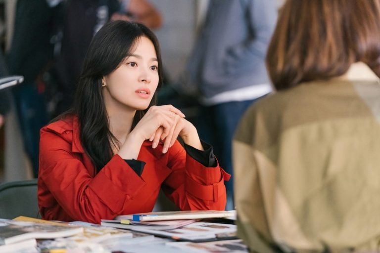 Song Hye Kyo Berubah Menjadi Wanita Karir yang Stylish Dalam Drama Romantis Mendatang/