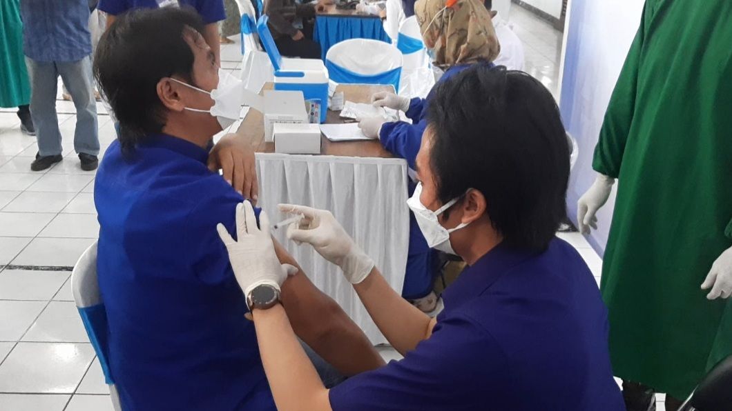 Ketua DPD Partai NasDem Purbalingga, Sis Hendro Supeno disuntik vaksin oleh Anggota Departemen Kesehatan DPP Partai NasDem dr Faiz Alaudien Reza Mardhika, Rabu 6 Oktober 2021.