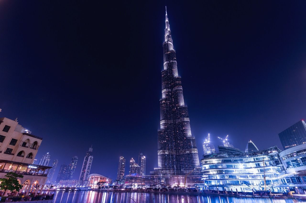  Burj Khalifa, gedung tertinggi di dunia yang terletak di Dubai UEA