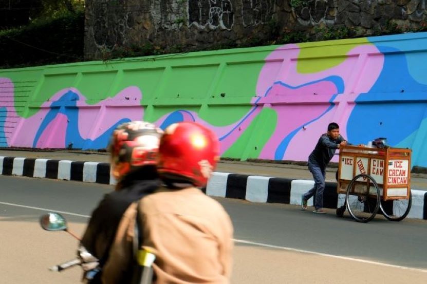 Mural di Jalan Babakan Siliwangi hasil revitalisasi Dinas Pekerjaan Umum Kota Bandung dengan melibatkan seniman John Martono kini berwarna lebih cerah.
