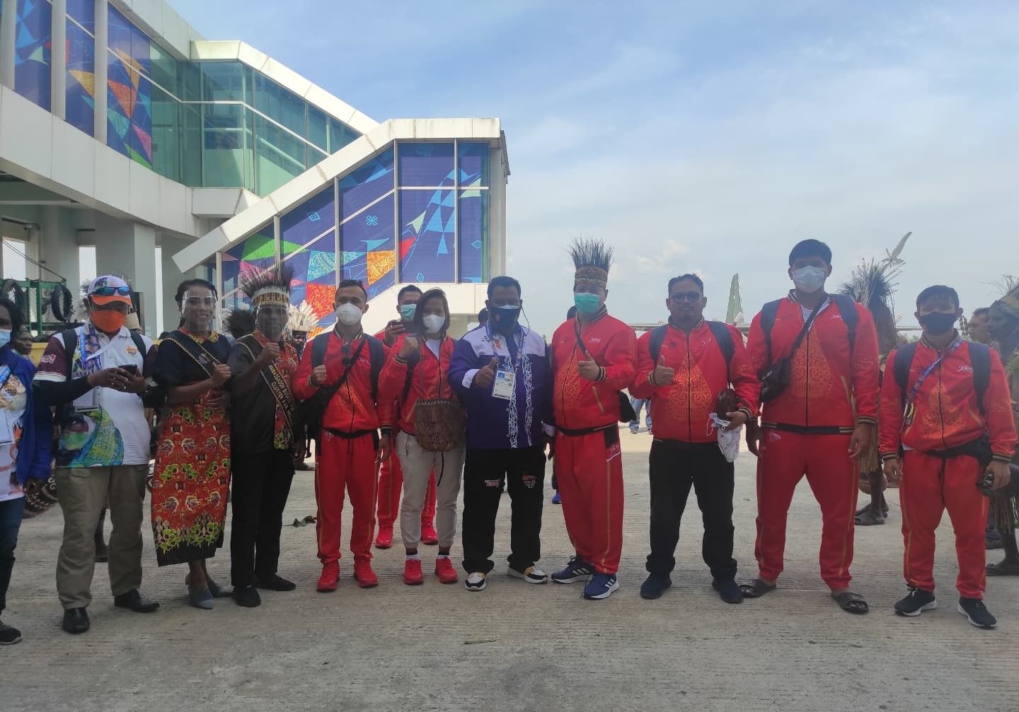 Kontingen Provinsi Jawa Tengah dari cabor Gulat berfoto bersama di arena PON XX Papua 2021
