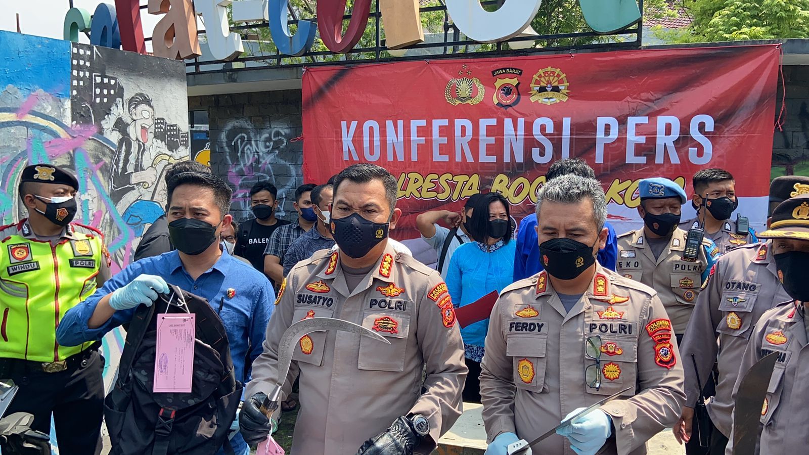 Kapolresta Bogor Kombes Susatyo Purnomo Condro menujukkan cerulit yang digunakan untuk membacok korban, di Taman Corat-Coret, Kota Bogor, Kamis 6 Oktober 2021