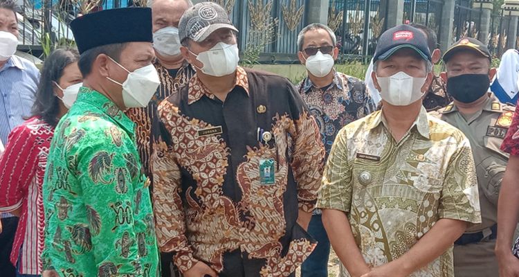 Bupati Bandung Dadang Supriatna saat meninjau lahan yang akan dibangun sekolah baru di Kecamatan Margaasih, Kamis 7 Oktober 2021 siang