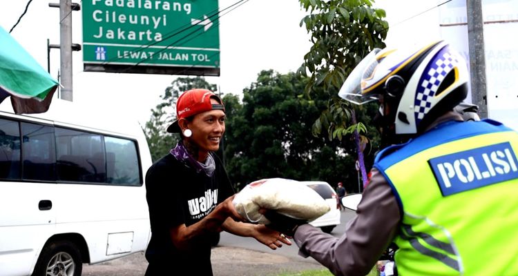 TNI-Polri di Cimahi bagikan paket sembako bagi masyarakat terdampak pandemi Covid-19, Jumat 8 Oktober 2021