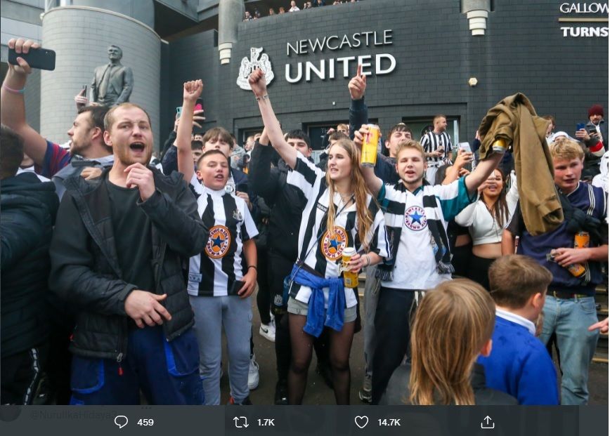 Ratusan penggemar Newcastle United berkumpul dan melakukan selebrasi menyusul konfirmasi dari Liga Premier bahwa mereka telah menerima proposal pengambilalihan klub oleh konsorsium dari Arab Saudi.