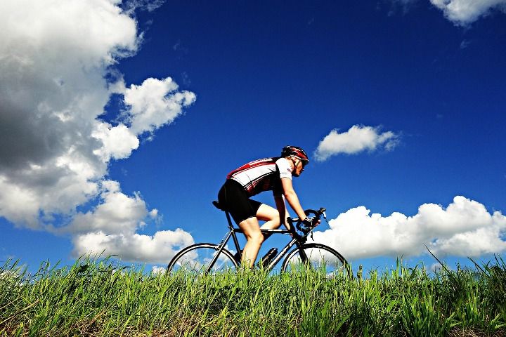 Salah satu olahraga yang bikin pikiran jadi positif adalah bersepeda, foto ilustrasi.