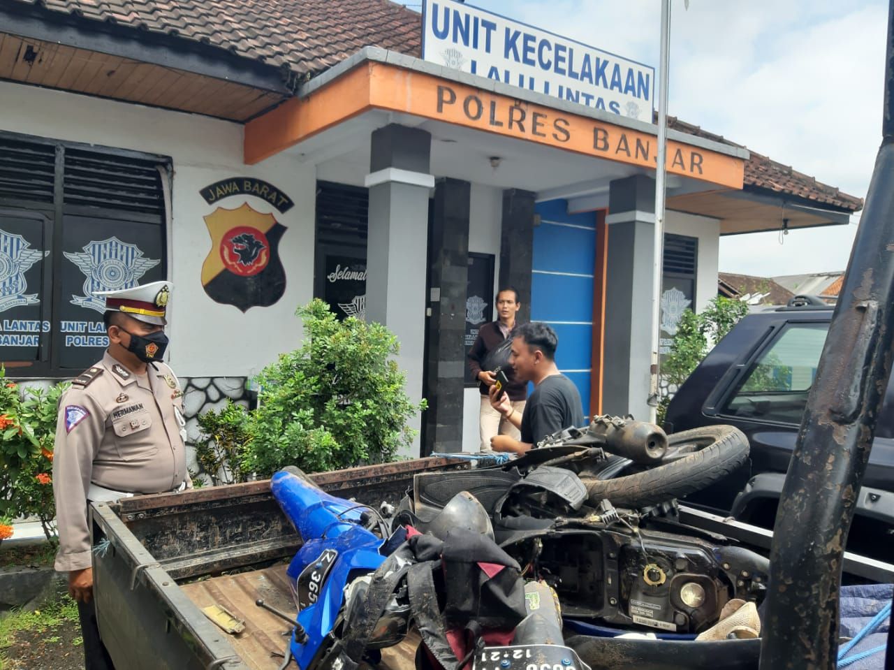 Plh KanitMotor korban hingga menewaskan pengendaranya diamankan di Unit Laka Polres Banjar, Jumat, 8 Oktober 2021.*