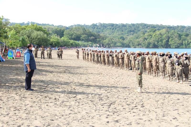 Bupati Jeje sedang memimpin langsung apel gelar pasukan di pantai barat Pangandaran, Jumat, 8 Oktober 2021.