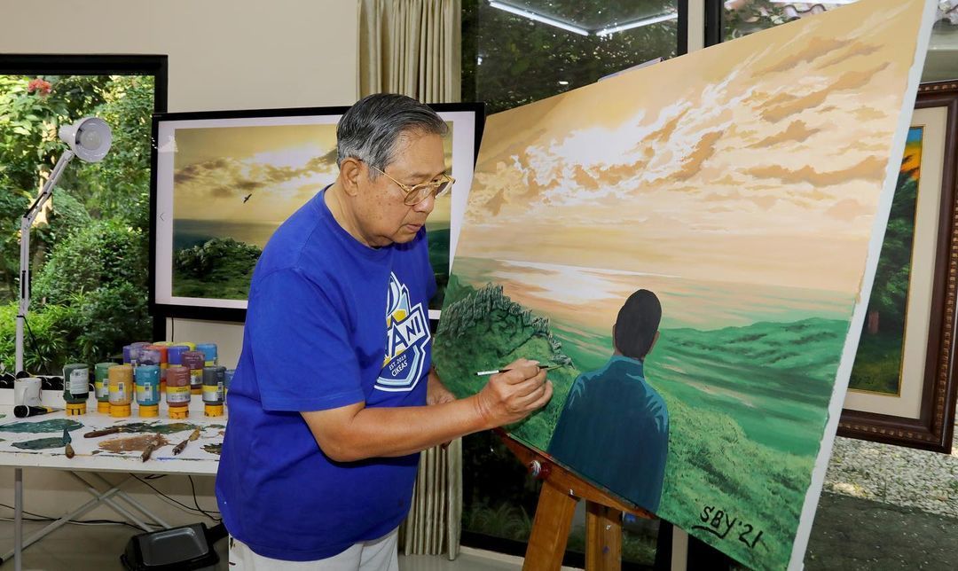 SBY sedang menyelesaikan lukisannya. 