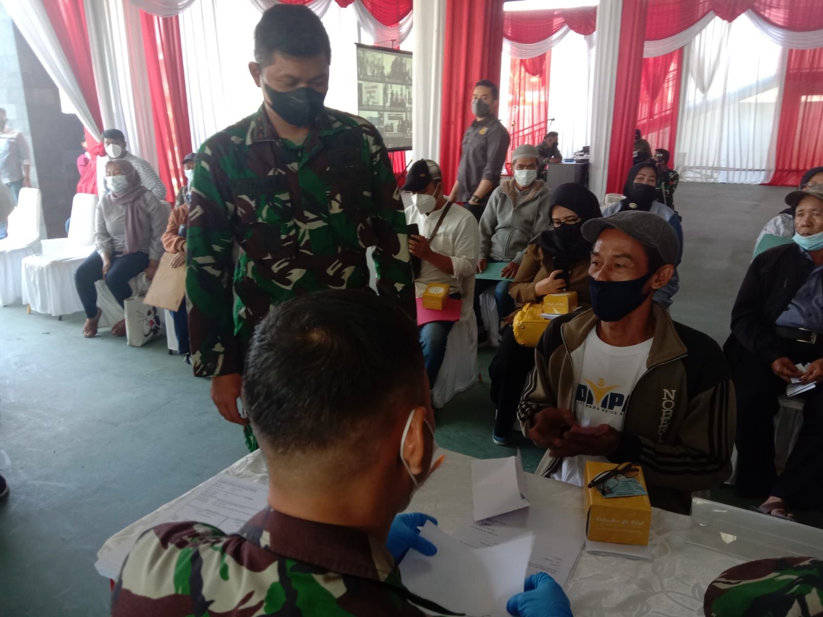 Penyaluran uang bansos uang tunai kepada PKL dan Pedagang Warung di Kabupaten Bandung, Sabtu 9 Oktober 2021 yang diadakan TNI-Polri