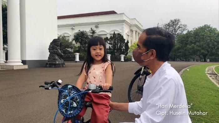 Jokowi mendengarkan cucunya, Sedah Mirah Nasution bernyanyi.