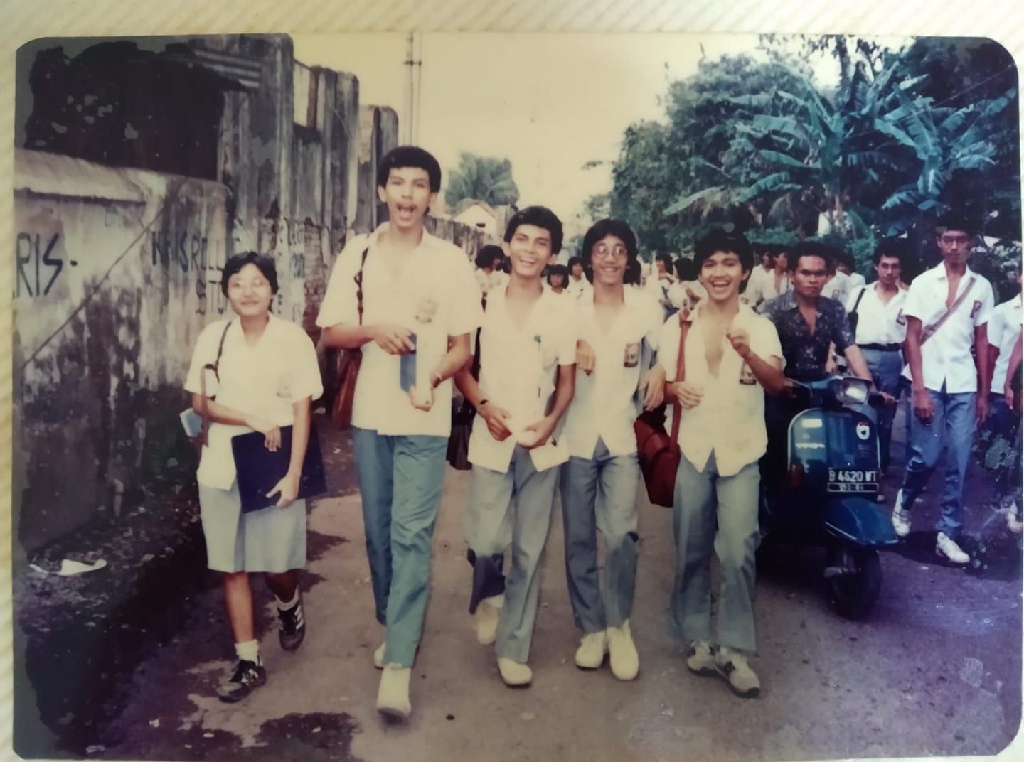 Ali Sungkar (dua dari kiri) saat bersekolah di SMA negeri 4 Jakarta