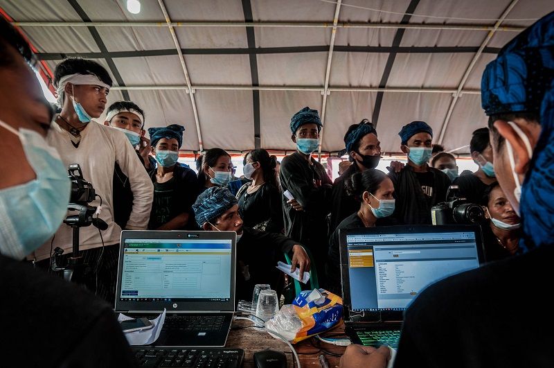 Petugas melayani warga Suku Baduy yang melakukan perekaman KTP Elektronik di Kampung Cijahe, Lebak, Banten, Sabtu (28/8/2021).
