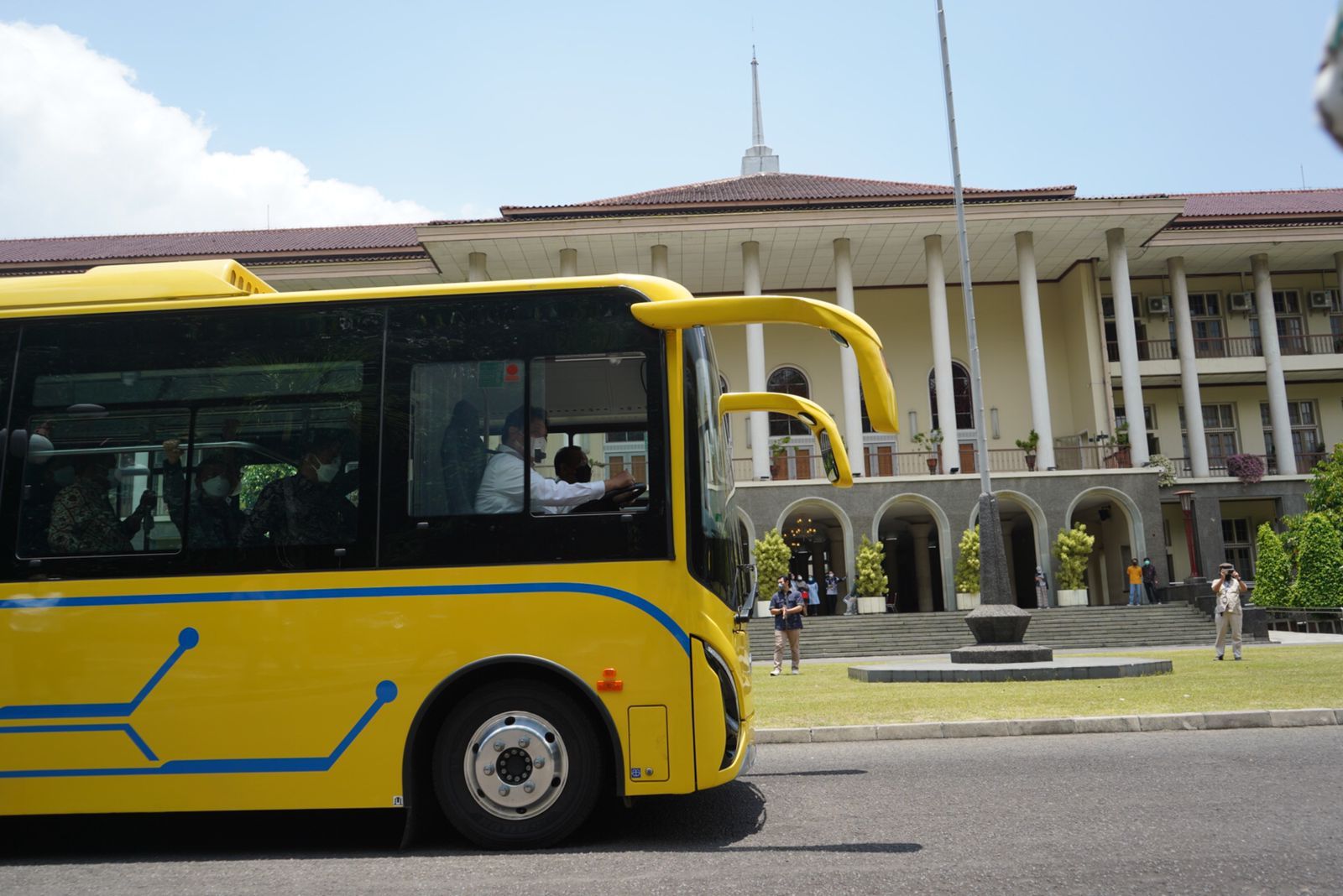 Menteri Koordinator Bidang Perekonomian Airlangga Hartarto memberikan bantuan berupa dua unit bus listrik dan dua unit microbus untuk Universitas Gadjah Mada (UGM).