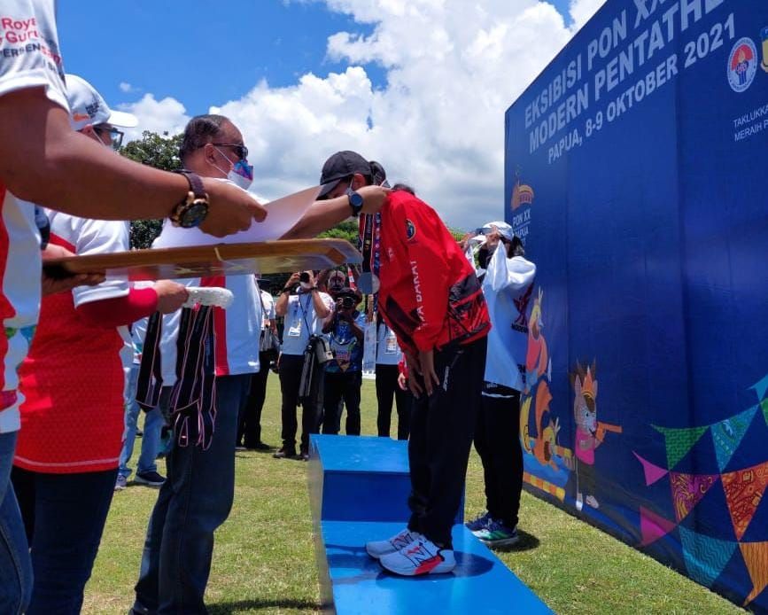 Gadis asal kecamatan Cigalontang, Sala Nursyafa Jajuar (14) berhasil mengukir prestasi di exsibisi cabang Modern Pentathlon (Triathle dan Laserrun) dalam Pekan Olahraga Nasional (PON) XX Papua dengan memperoleh medali Emas dan Perunggu.*