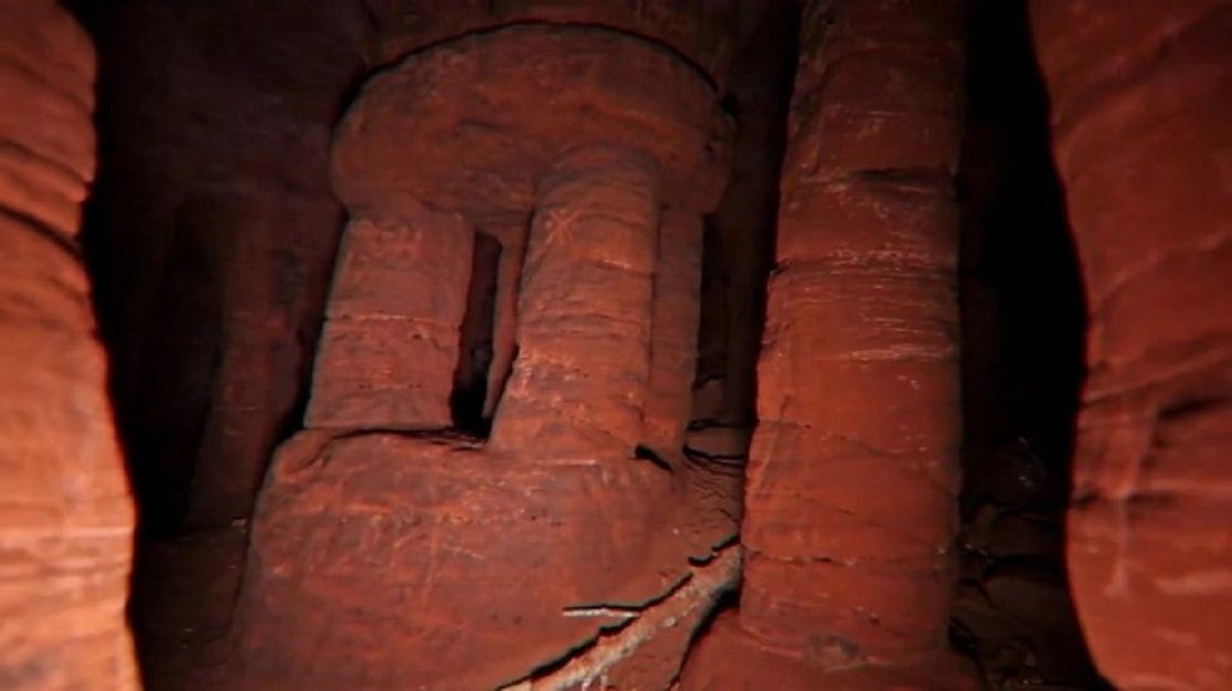 Rangkaian pilar di dalam gua di Shropshire.  