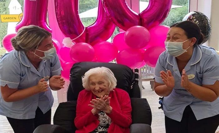 Seorang warga Desa Delting, Ivy Watson merayakan ulang tahunnya yang ke-100 dengan kartu ucapan dari seluruh dunia.*  