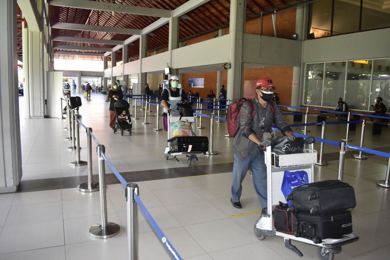 Tamu yang datang di terminal kedatangan domestik di bandara internasional I Gusti Ngurah Rai Denpasar
