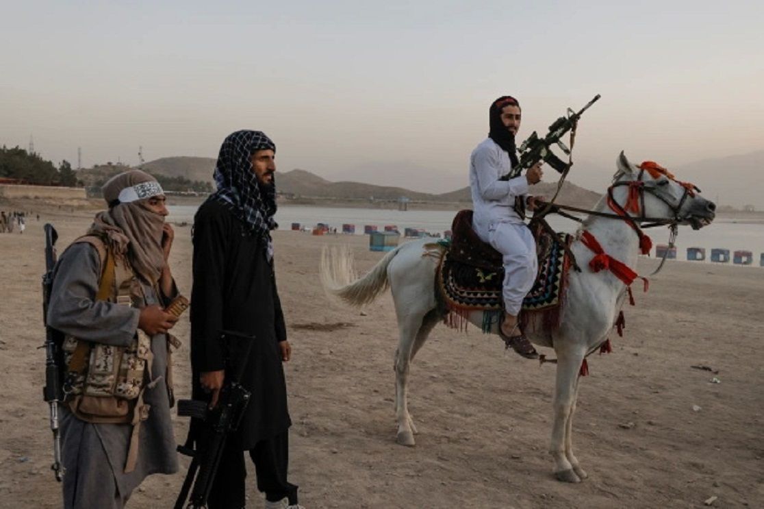 Seorang pejuang Taliban bahkan menunggang kuda di tepi pantai sambil memegang senjata serbunya. 