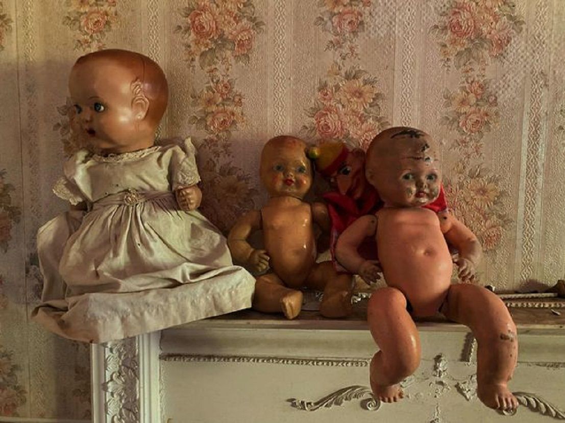 Deretan boneka-boneka ini menambah suasana mencekam dengan getaran 'hantu' terasa ada di sana.  
