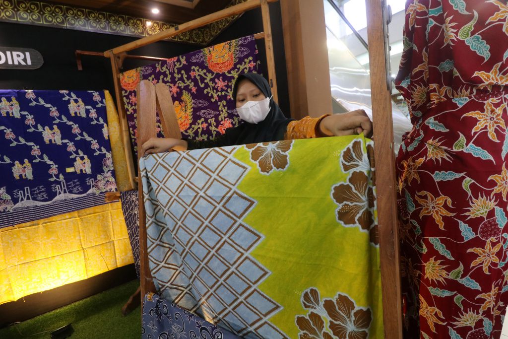 Ilustrasi UMKM Perempuan: Perajin menata kain batik yang dipamerkan di Kediri Town Square, Kota Kediri, Jawa Timur, Sabtu (2/10/2021). UMKM ini bermodal minim tapi raih omzet ratusan juta rupiah, festival fashion lokal pun diluncurkan di Jabar.