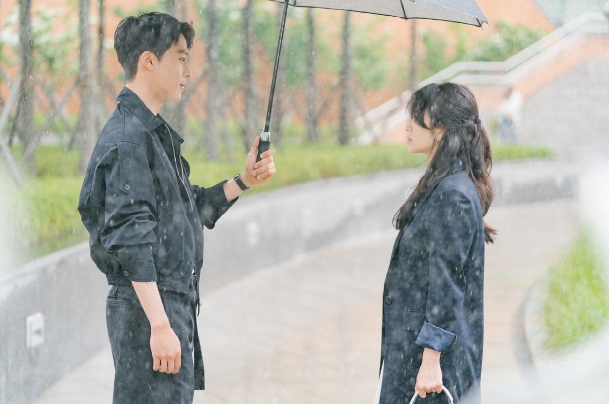 Foto Song Hye Kyo dan Jang Ki Yong yang beredar melalui Soompi. Ini merupakan foto salah satu adegan drama 
