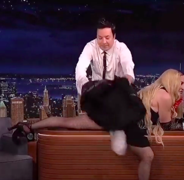 Aksi Madonna memamerkan bokong di atas meja saat di wawancara dalam acara Tonight Show bersama James Fallon.