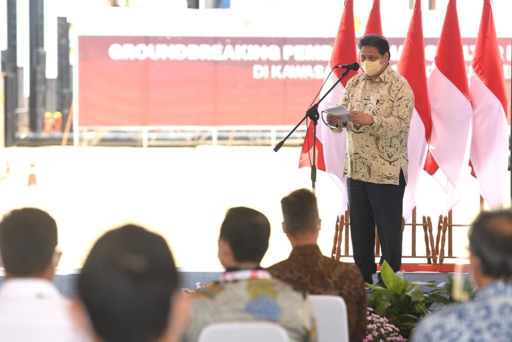 Menko Airlangga Hartarto dalam acara peresmian dimulainya pembangunan (groundbreaking) instalasi pemurnian dan pengolahan (smelter) PT Freeport Indonesia yang mampu mengolah 1,7 juta ton konsentrat tembaga per tahun.