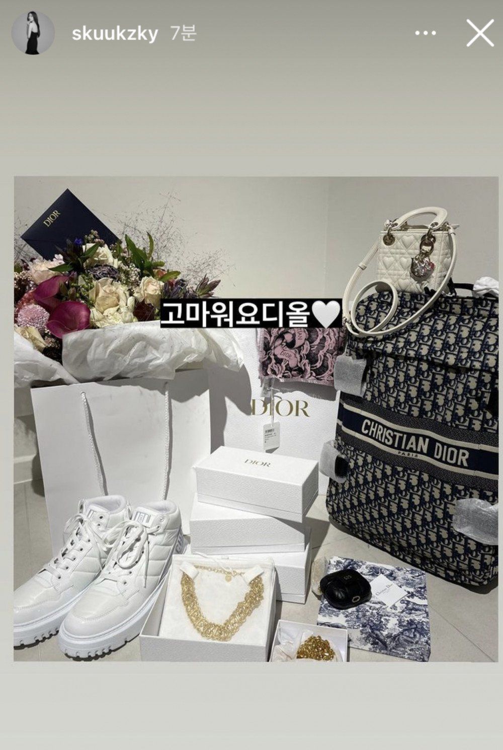 postingan Instagram story Suzy yang memperlihatkan hadiah unlangtahun dari Dior