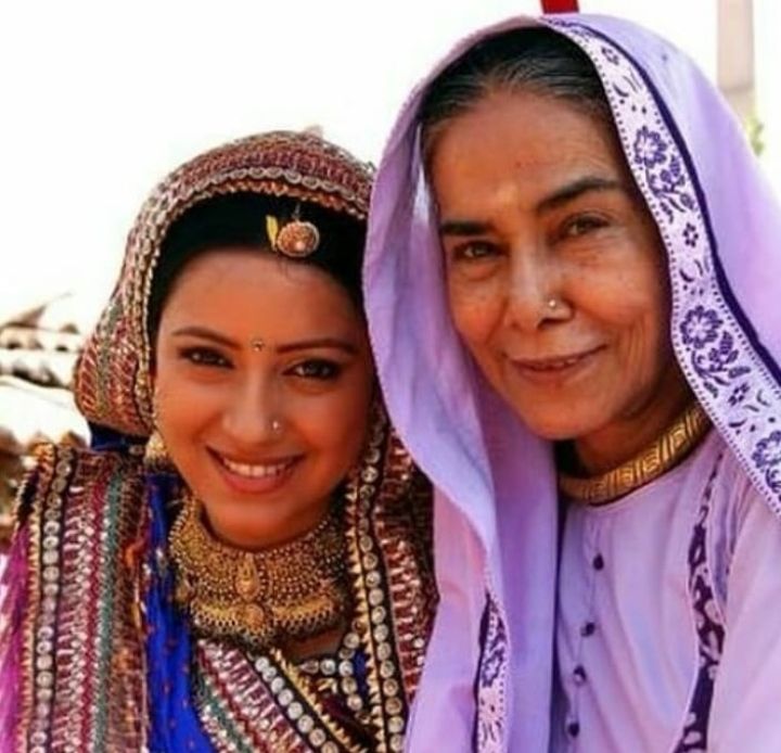 Nenek Kalyani bersama Anandi di Balika Vadhu