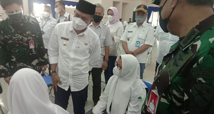 Bupati Bandung Dadang Supriatna meninjau percepatan vaksinasi di Kabupaten Bandung, Rabu 13 Oktober 2021