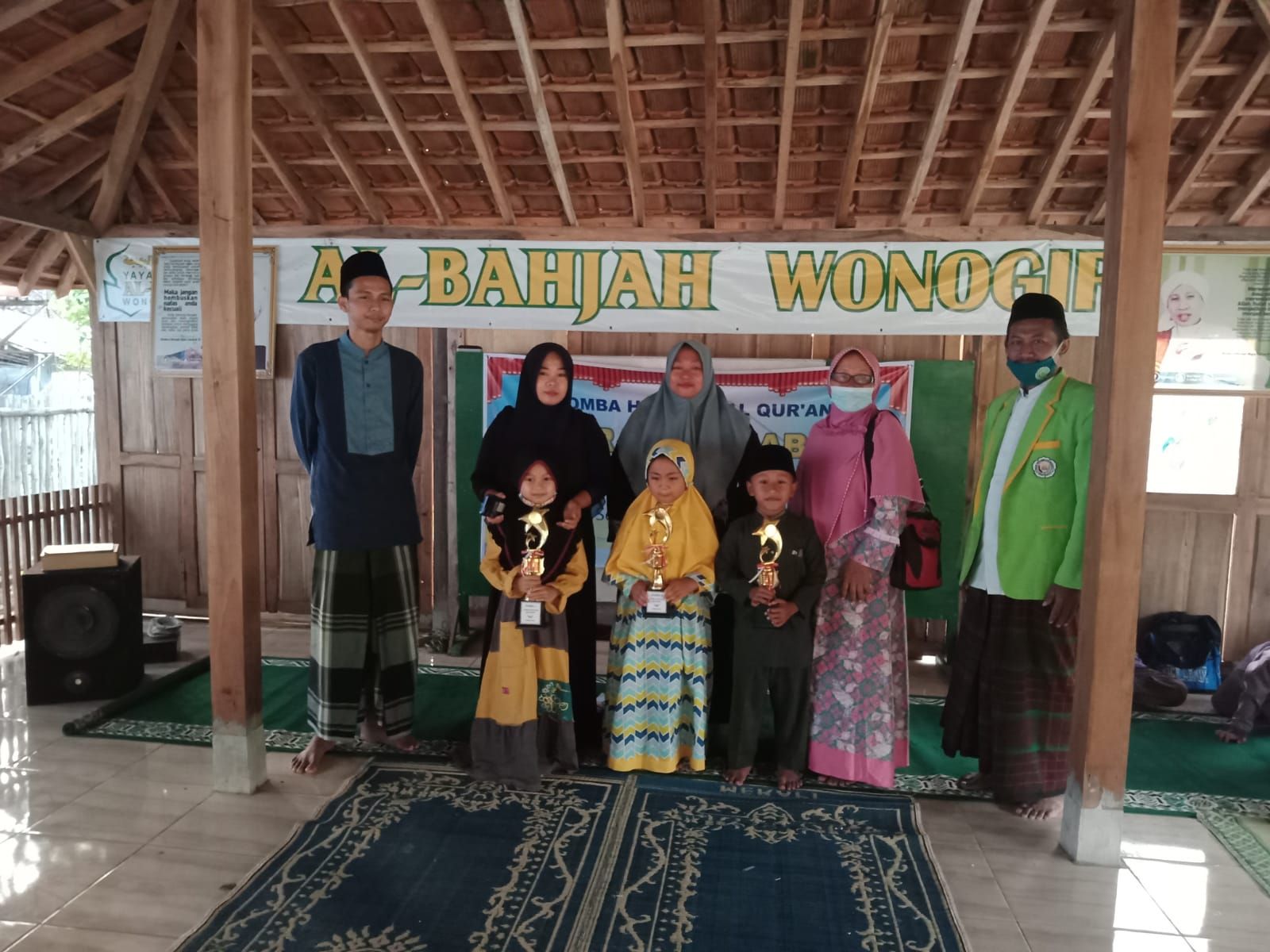 Tiga pemenang Lomba Hafalan Alquran Surat Annaba foto bersama dengan dewan juri dan ibu mereka, Selasa 12 Oktober 2021, di Aula Ponpes Al Bahjah Wonogiri di Baturetno