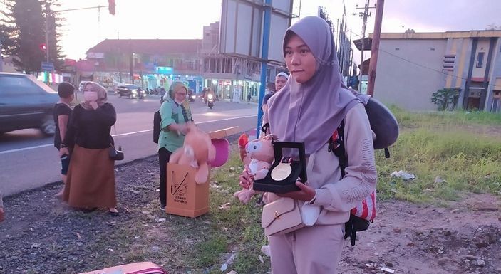 Viral gara-gara ketahuan pulang menggunakan bus umum, peraih medali emas PON XX Papua asa Jawa Barat Dheya Nazhira mengaku sudah biasa. (Agus Pardianto/Kabar Priangan)