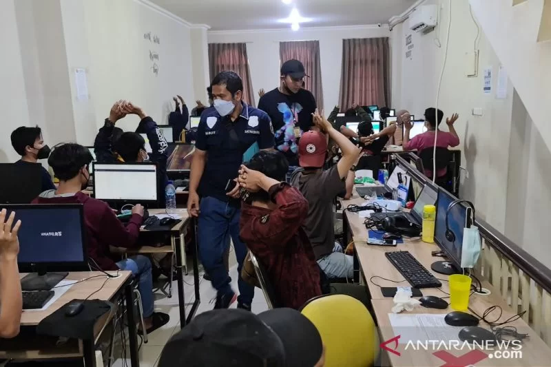 Sadis Oknum Pinjol Ilegal Tagih Hutang Nasabah Ancam Sebar Foto Porno Di Medsos Klik Banggai<script async src=