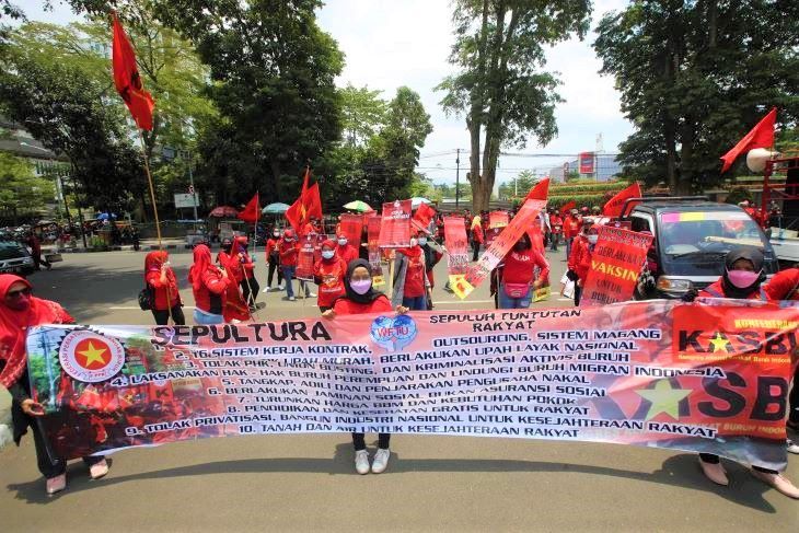 Buruh yang tergabung dalam  Kongres Aliansi Serikat Buruh Indonesia (KASBI) membentangkan spanduk Sepultura saat melakukan aksi unjuk rasa di depan Gedung Sate, Jalan Diponegoro Kota Bandung.