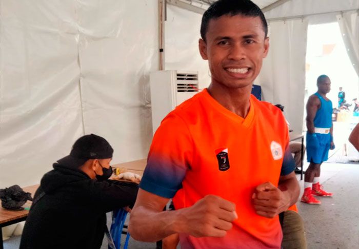 Petinju DKI Jakarta Matius Mandiangan meraih medali emas kelas ringan PON Papua 2021.