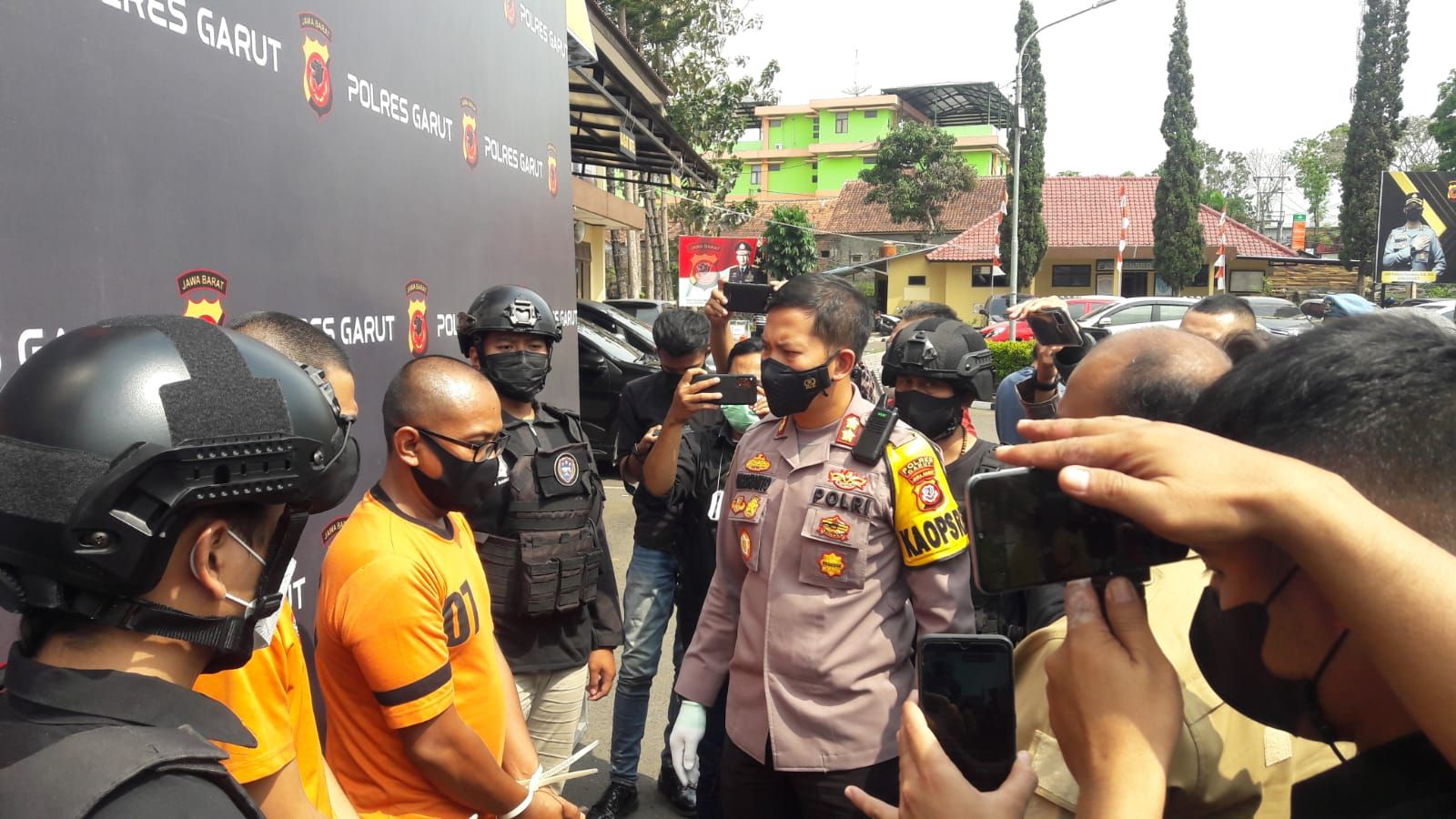  Kapolres Garut AKBP Wirdhanto Hadicaksono menanyai tersangka bandar dan pengepul judi online togel yang berhasil diamankan di salah satu kios di Pasar Guntur Ciawitali Garut.*