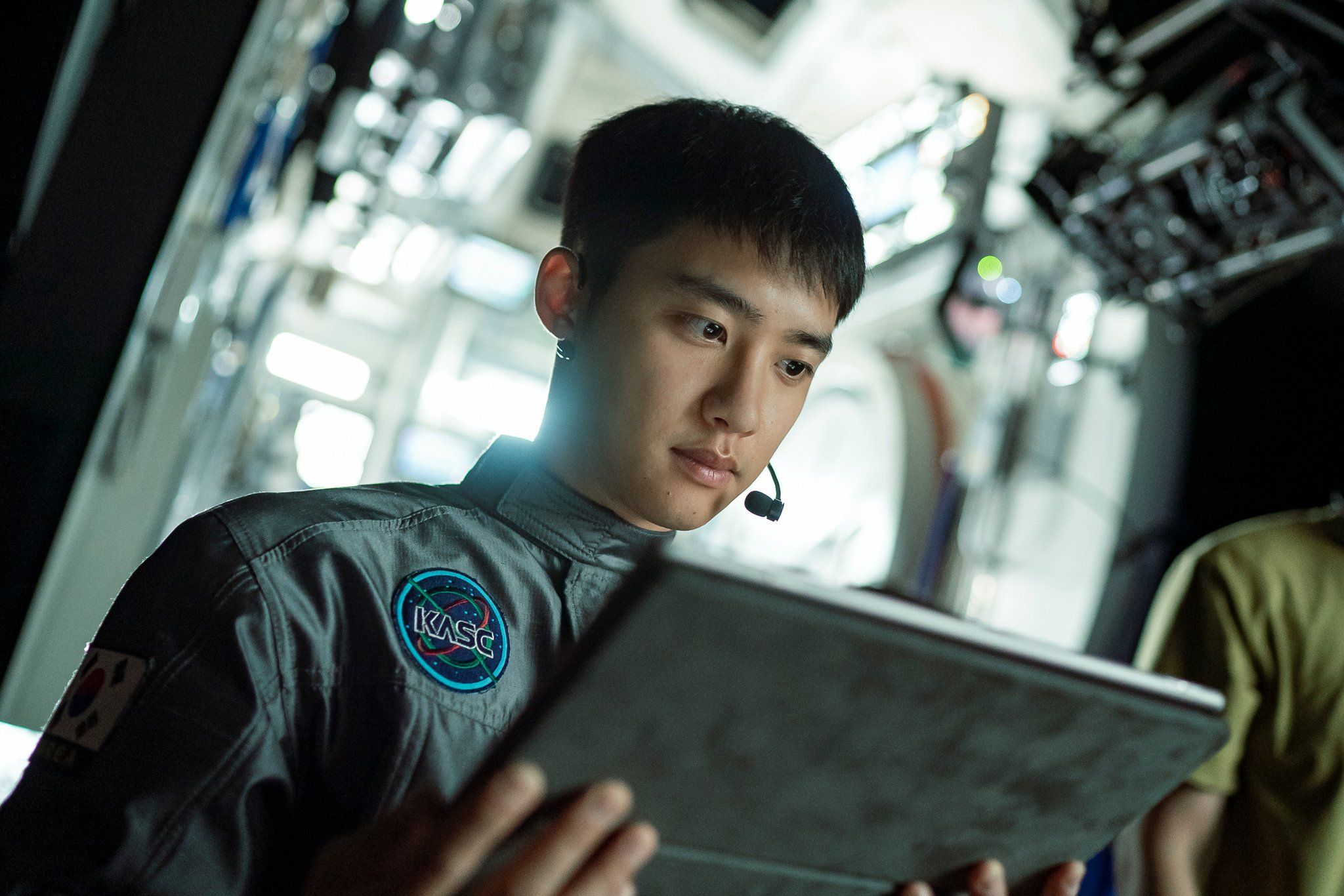 D.O. EXO berperan sebagai astronot di film The Moon. 