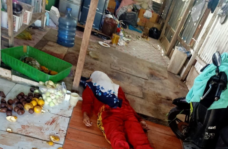 Jenazah korban tergeletak di dalam rumah Jalan Wisma Tirto Agung Asri Kav 4 Kelurahan Gunung Anyar, Surabaya, Jumat 15 Oktober 2021.