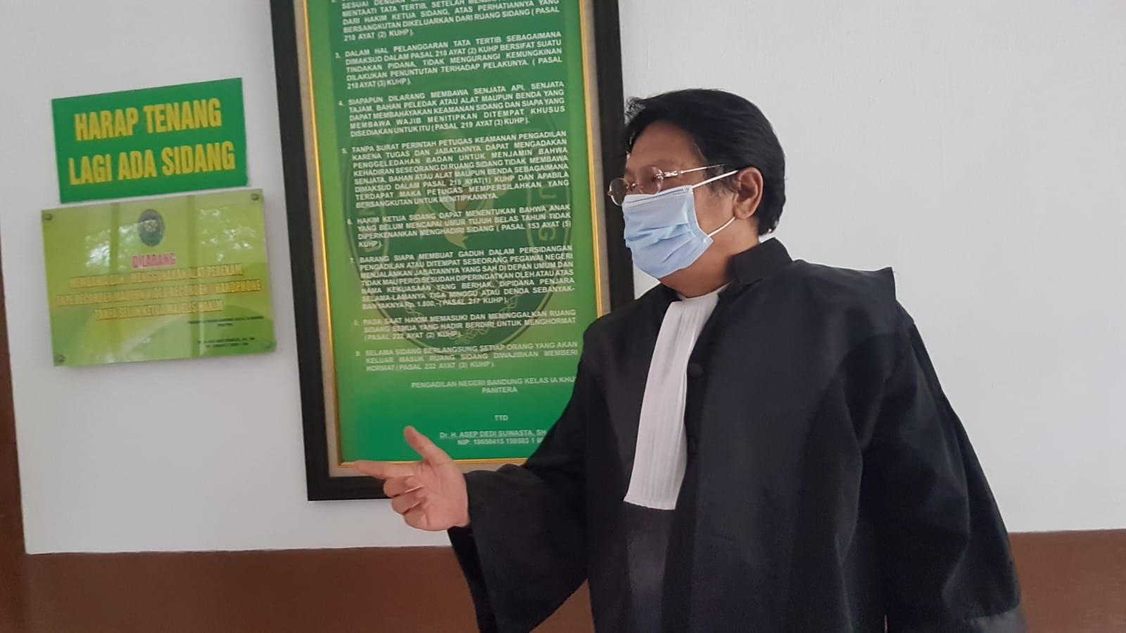 Abidin, Pengacara Totoh Gunawan saat memberikan keterangan pers usai sidang di Pengadilan Tipikor Bandung, Jumat 15 Oktober 2021