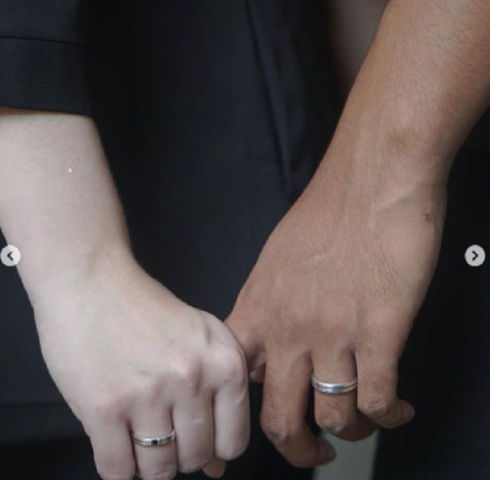 Arya Saloka memamerkan cincin nikahnya bersama istrinya Putri Anne