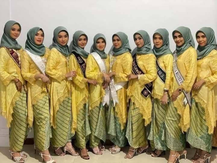 Foto para duta STQ Nasional saat mengenakan busana muslimah