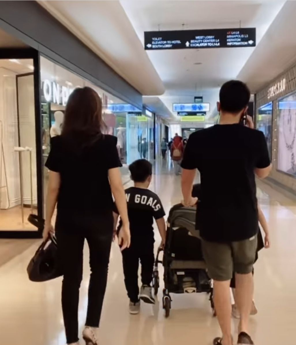 Dhena Devanka dan Jonathan Frizzy jalan bersama ketiga anaknya/Instagram