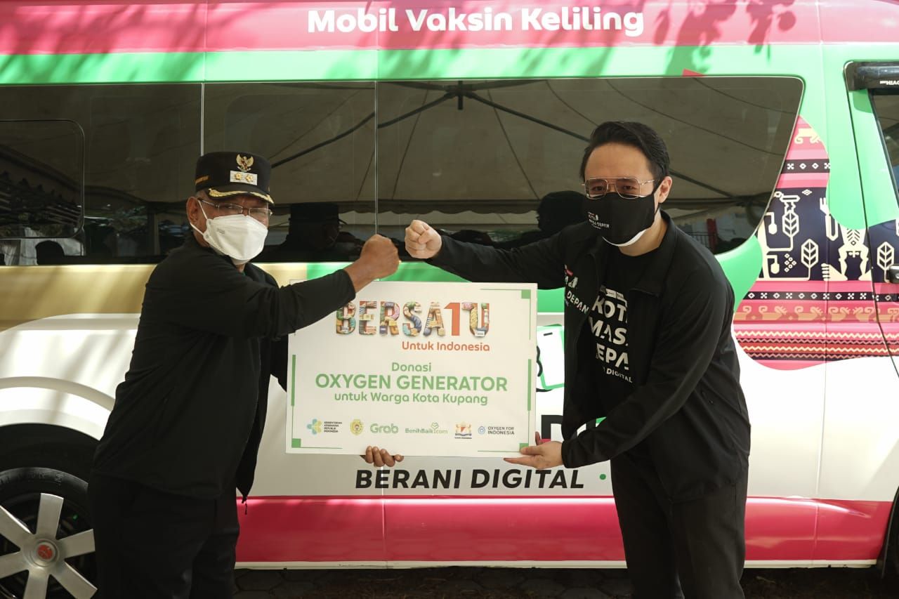 Director of East Indonesia Grab Indonesia, Halim Wijaya (kanan) secara simbolis menyerahkan donasi berupa oxygen generator kepada Wakil Wali Kota Kupang, dr. Hermanus Man (kiri) di Kupang, Kamis 14 Oktober 2021.