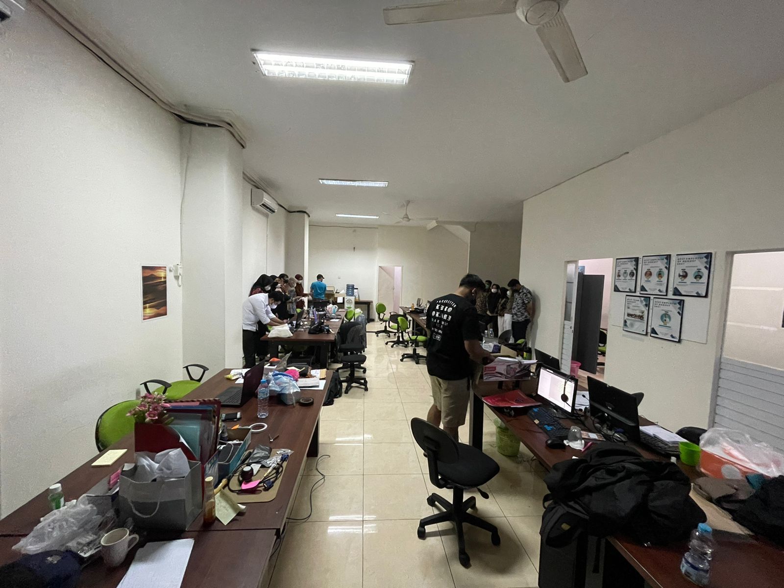 Gerebek Kantor Pinjol Polda Jabar Amankan 83 Orang Debt Collector Galajabar<script async src=