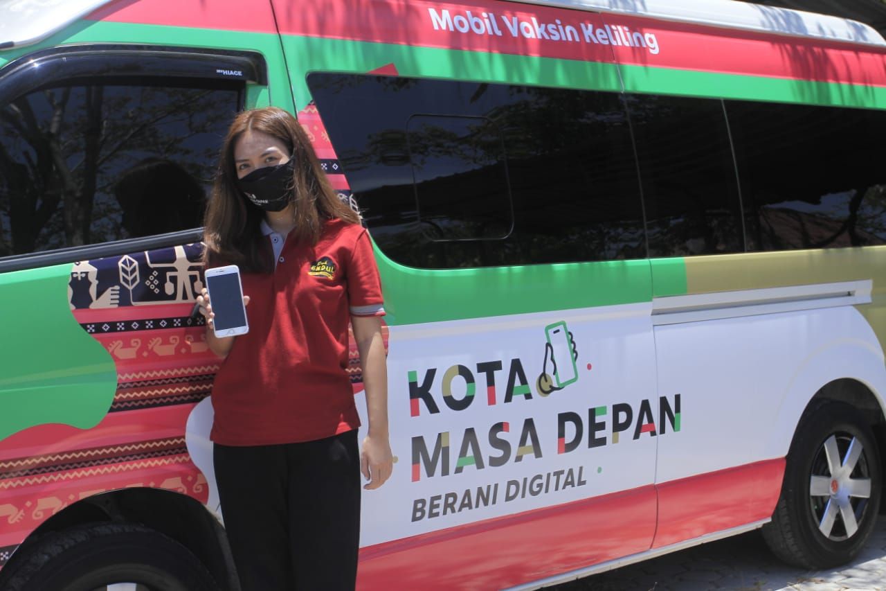 Claudia Novella salah satu UMKM pemilik usaha kuliner Duh Endul yang turut mengajak para pelaku usaha kecil di Kupang untuk segera go-digital dalam menjalankan usahanya melalui program Kota Masa Depan.