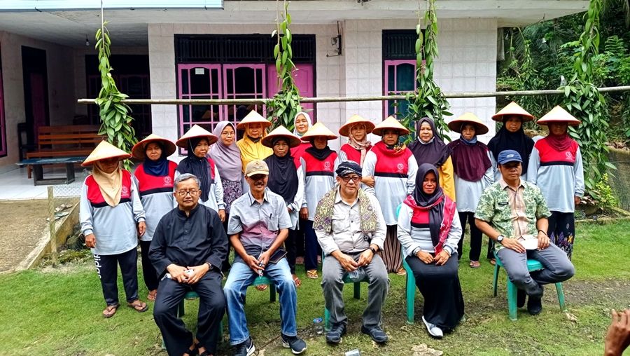 Upacara masyarakat adat Cikalong Pangandaran  nyimpen katineung, kepada Kepala Dinas Perkebunan Jawa Barat Hendi Jatnika (tengah) dan Kepala Bidang Produksi Yayan C Permana (baju hitam)